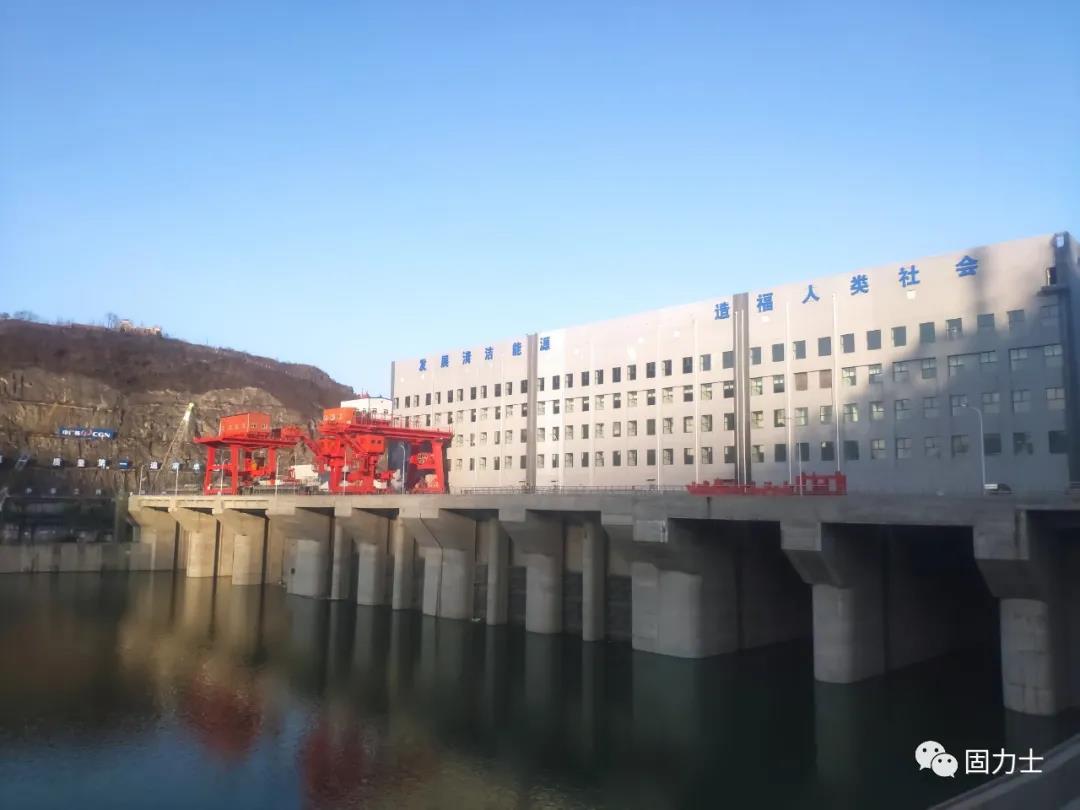 　　漢江白河(夾河)水電站項目效果圖 　　漢江白河(夾河)水電站項目效果圖  　　漢江白河水電站樞紐工程是陜西省“十三五”續建項目之一，為加快推進(jìn)重點(diǎn)項目建設，造福兩岸百姓，白河縣加大溝通協(xié)調力度，最終中廣核集團與中國信達公司以控股的方式共同投資建設。為保障工程建設順利實(shí)施，白河縣先后多次召開(kāi)縣長(cháng)辦公會(huì )、項目建設推進(jìn)會(huì )，做好移民安置、環(huán)境保障、項目服務(wù)等工作，積極為工程建設創(chuàng  )造良好的施工環(huán)境?！?  　　漢江白河(夾河)水電站項目實(shí)景